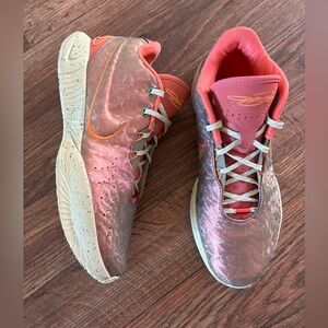 NIKE
LEBRON XXI (EMBER GLOW/ELEMENTAL GOLD)